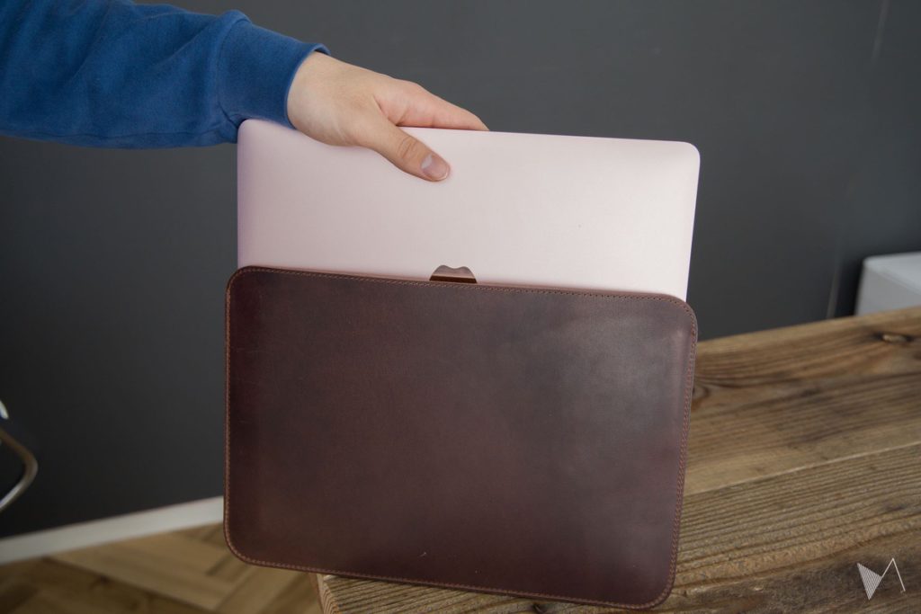 引き算の美学。熟成レザーが光る究極のMacBookケースを買いました – drip「Leather MacBook Case 12inch」