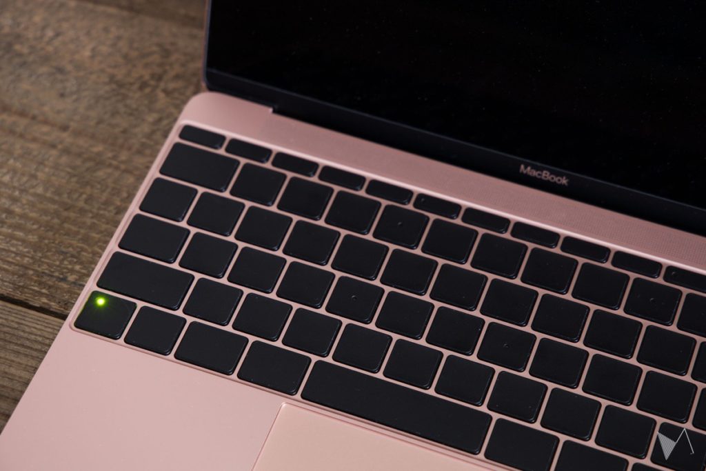 中二心くすぐる  「Blackout sticker Pro」  でMacBookのキーボードを無刻印化しよう【レビュー】