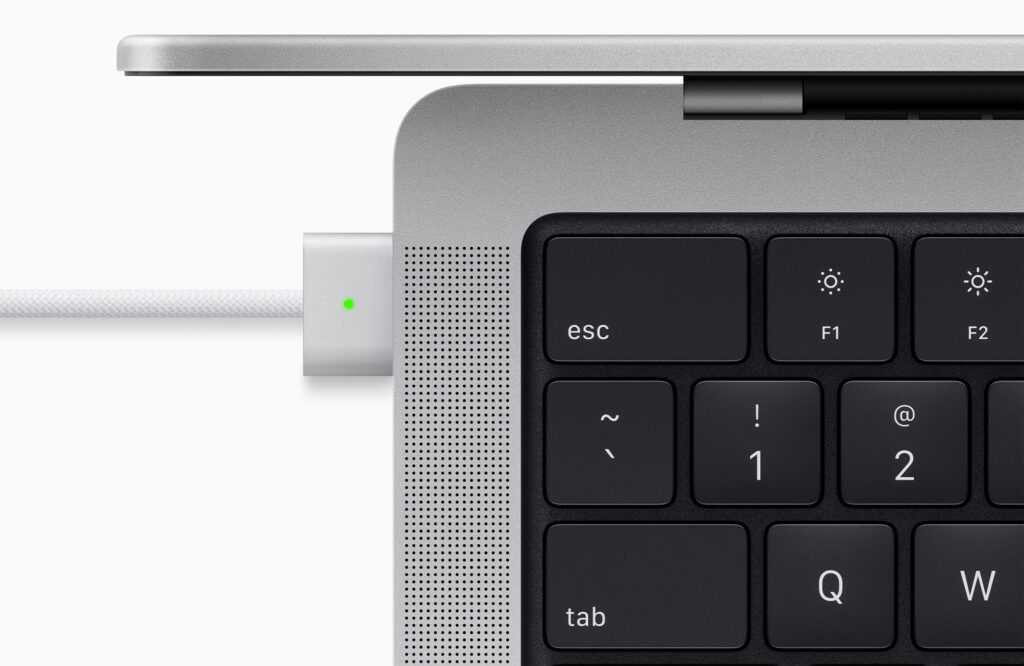 新しい  「MacBook Pro」   や第3世代  「AirPods」  など、  アップルが発表したものすべて