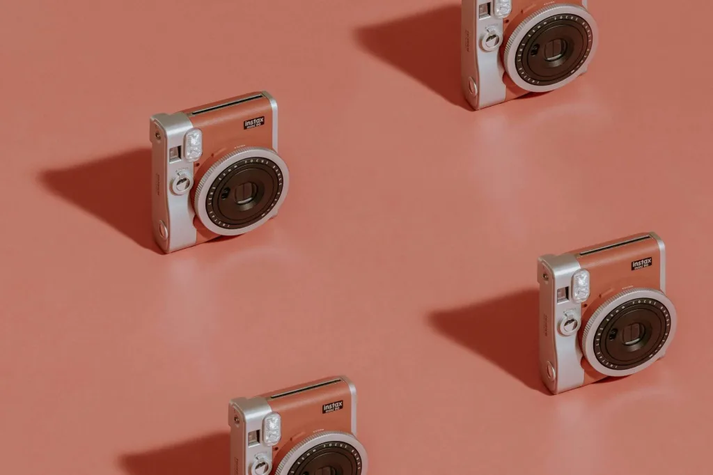インスタントカメラ 「チェキ」 とは？ フィルムカメラ初心者必見の使い方や活用法を大公開！ 