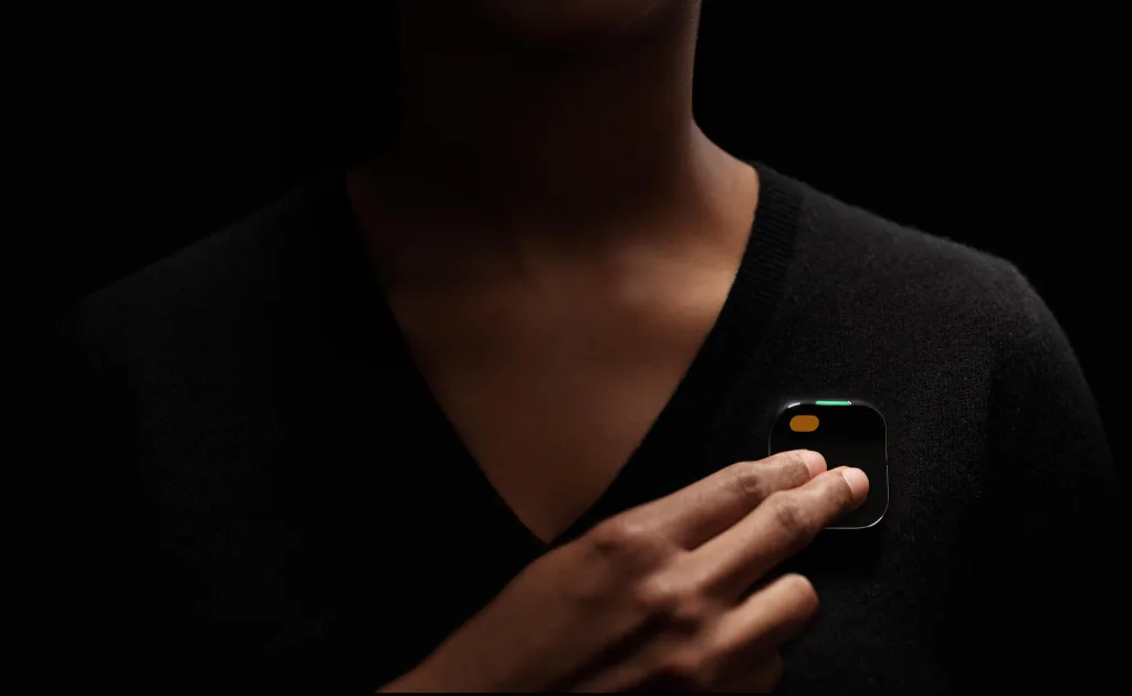 Humane、  AIビルトインのウェアラブル  「Ai Pin」  を発表。  レーザープロジェクター搭載のバッジ型デバイス
