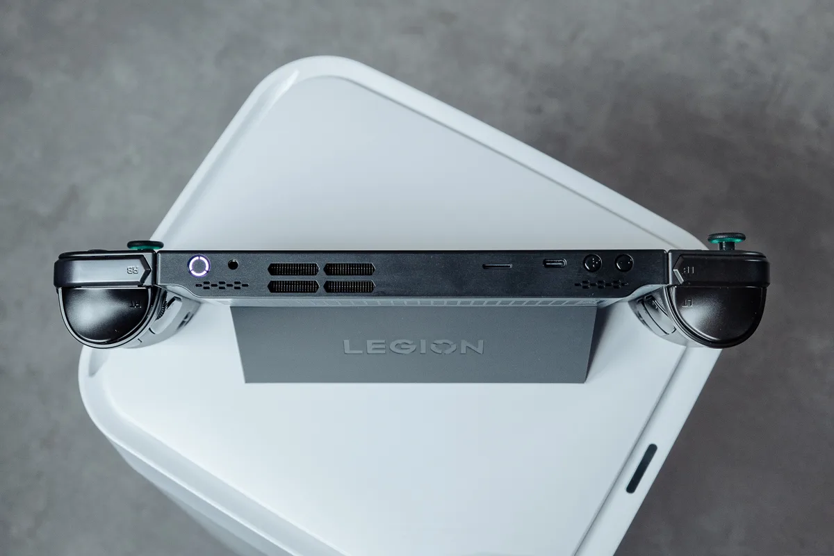 ハンドヘルドPCの後発機  「Legion Go」  は、  ゲームを中心に幅広い用途で使えるユニークな一台 ： 実機レビュー