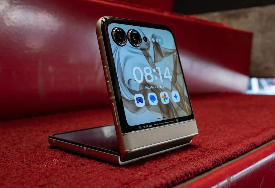 折りたたみスマホ  「motorola razr 50」  発表。  大画面ディスプレイを搭載し利便性が向上